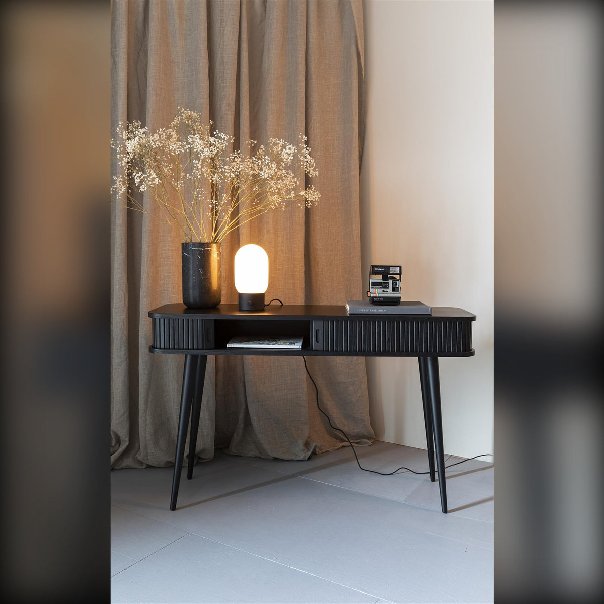 Console Table Barbier Black Domestica – Lifestyle – With a Table Lamp Against Beige Curtains