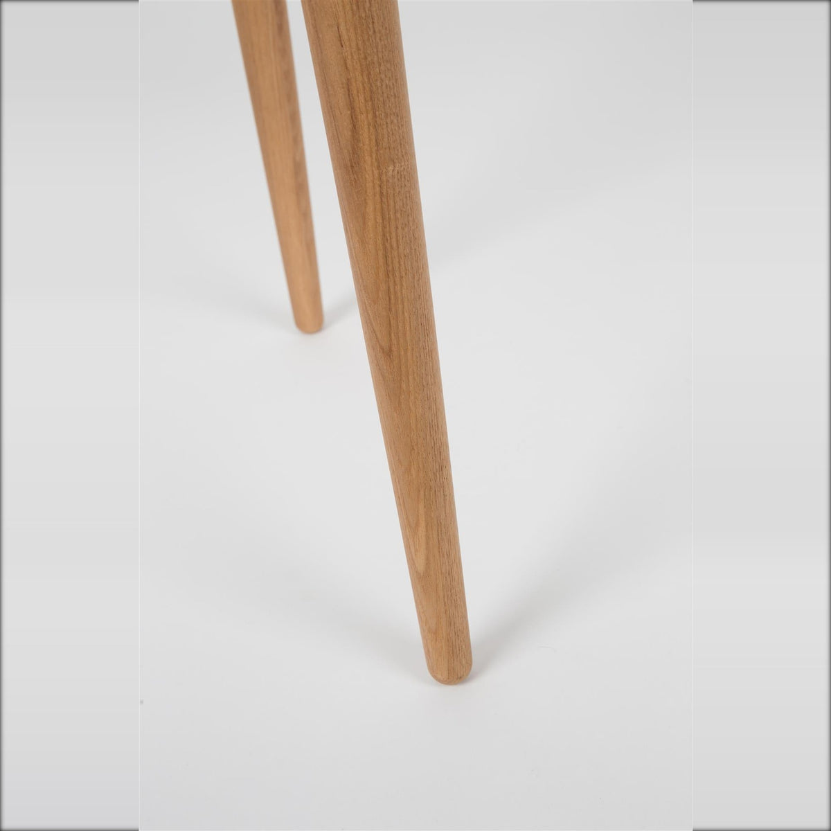 Console Table Barbier Natural Domestica – Tapered Leg Detail