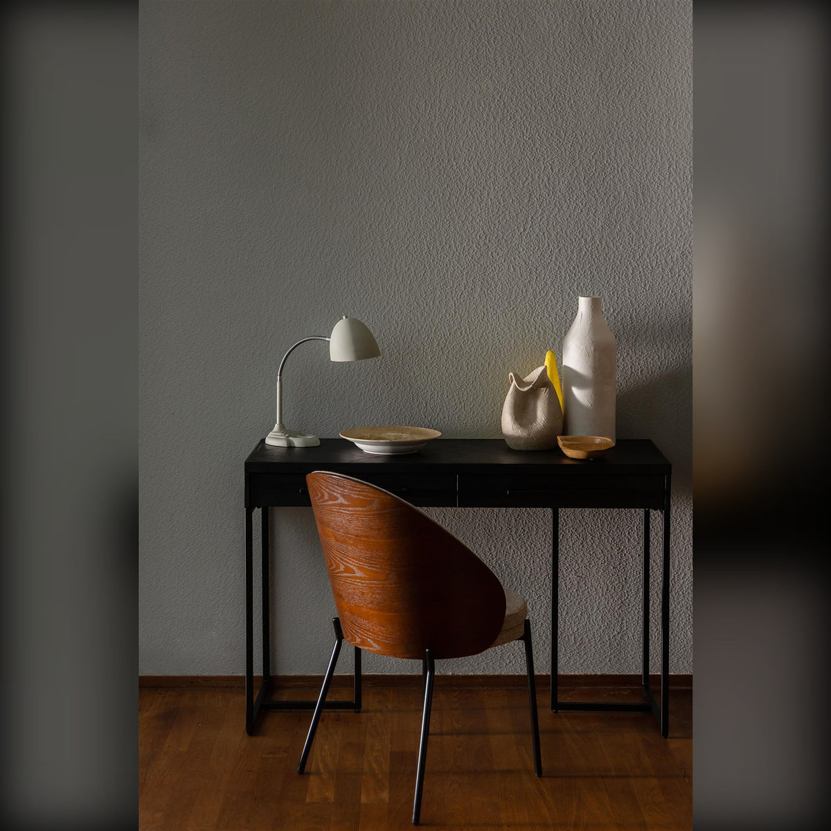 Dining Chair Rodin Beige Domestica – Lifestyle – At a Black Console Desk