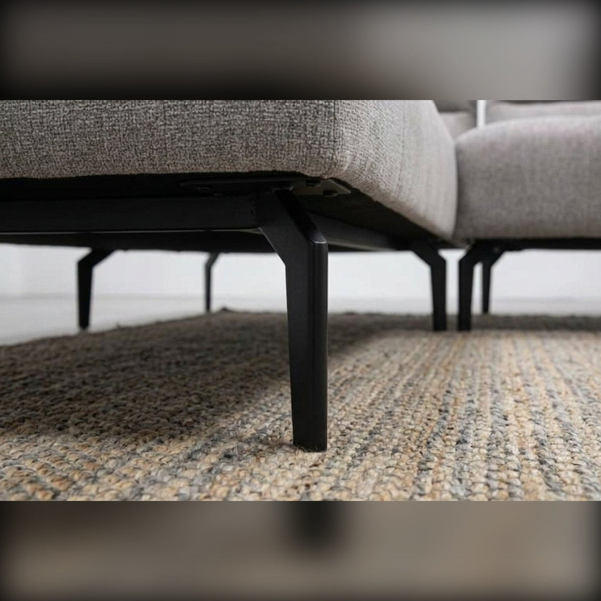 Egoitaliano Tate Corner Penisola Sofa Greige Fabric Domestica – Detail Tapered Metal Leg