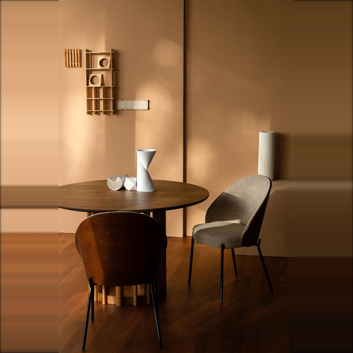Dining Chair Rodin Beige Domestica – Lifestyle – At a Round Table with Wall Lamp