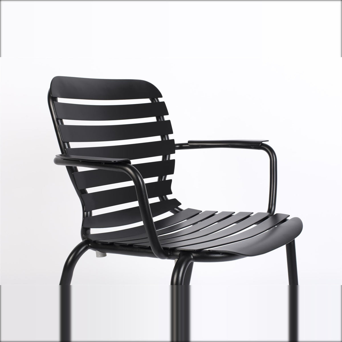 Garden Armchair Vondel Black Domestica – Armrest and Backrest Close-up, Three Quarter