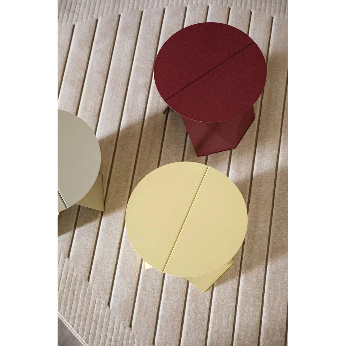 Side Table Foldy Marsala Domestica – Lifestyle – Top View with a Yellow Foldy Table