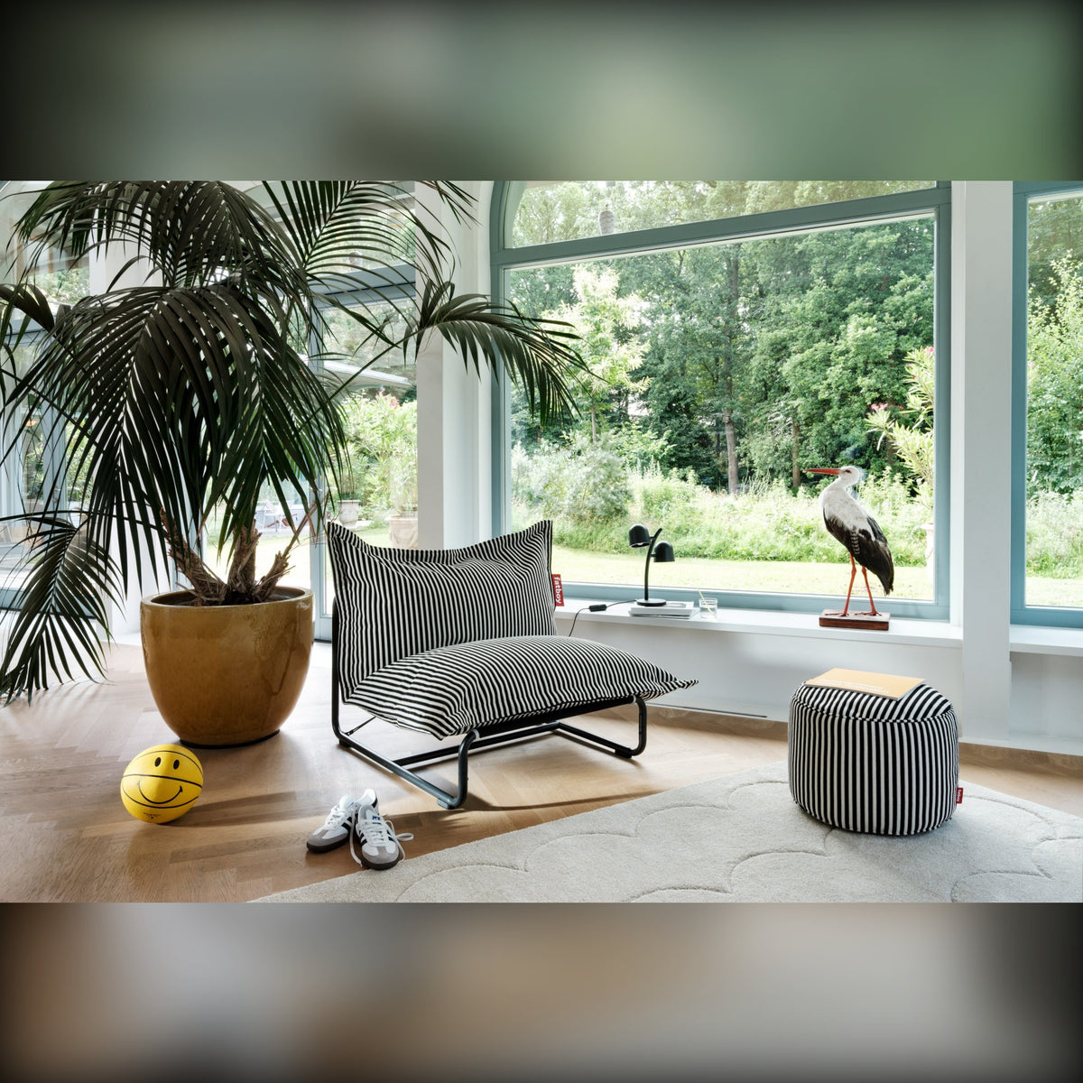 Beanbase Anthracite Domestica – Lifestyle – Striped Beanbag on Base in a Bright Living Room