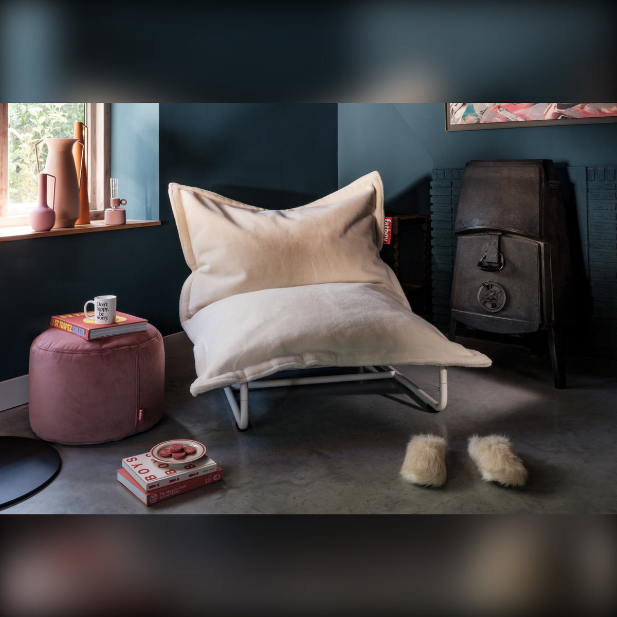 Beanbase Whipped Cream Domestica – Lifestyle – With Beanbag Beside a Pink Pouf in a Teal Room
