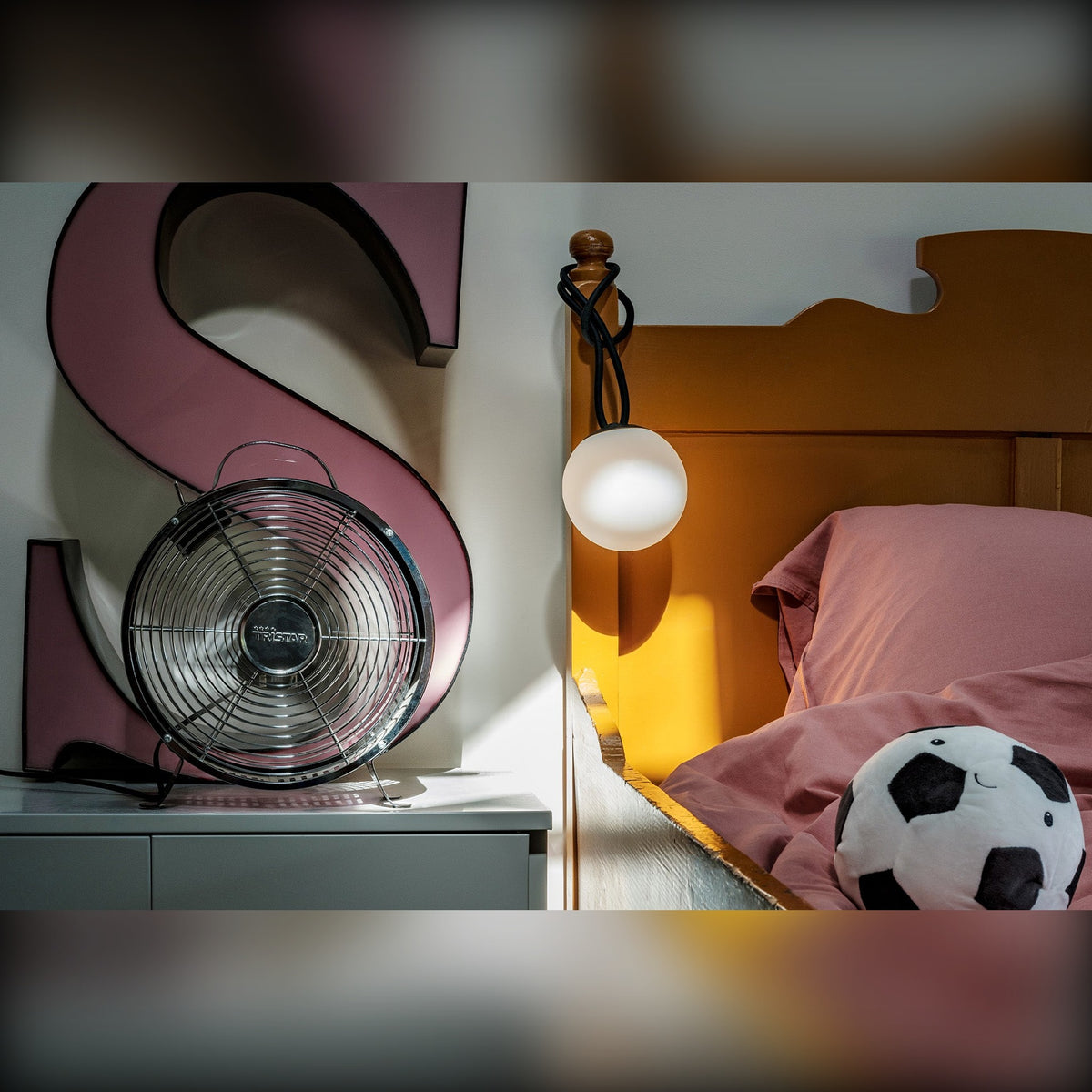Bolleke Mini La Surprise Anthracite Domestica – Lifestyle – Hanging on a Bedroom Wall