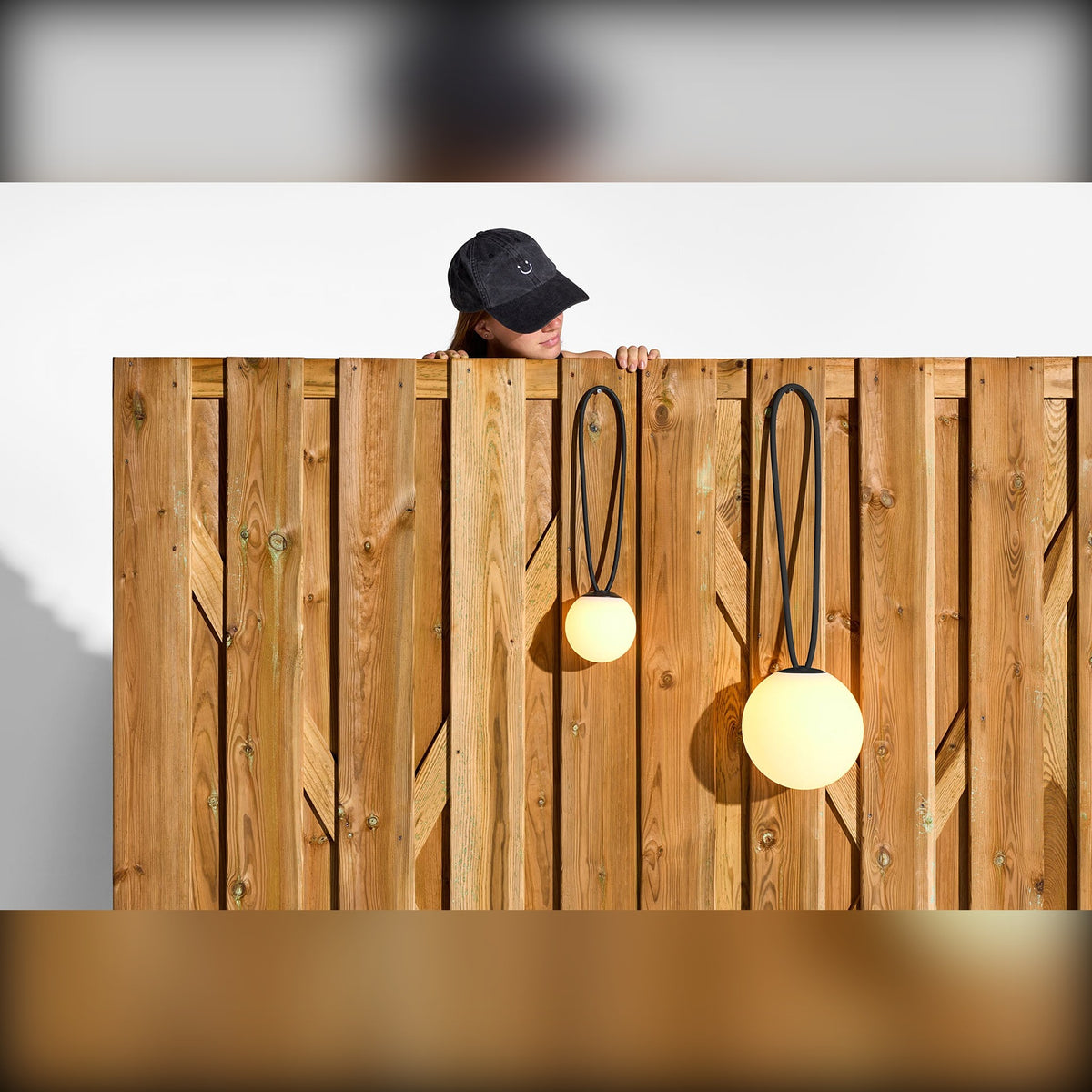 Bolleke Mini La Surprise Anthracite Domestica – Lifestyle – Hanging on a Wooden Fence