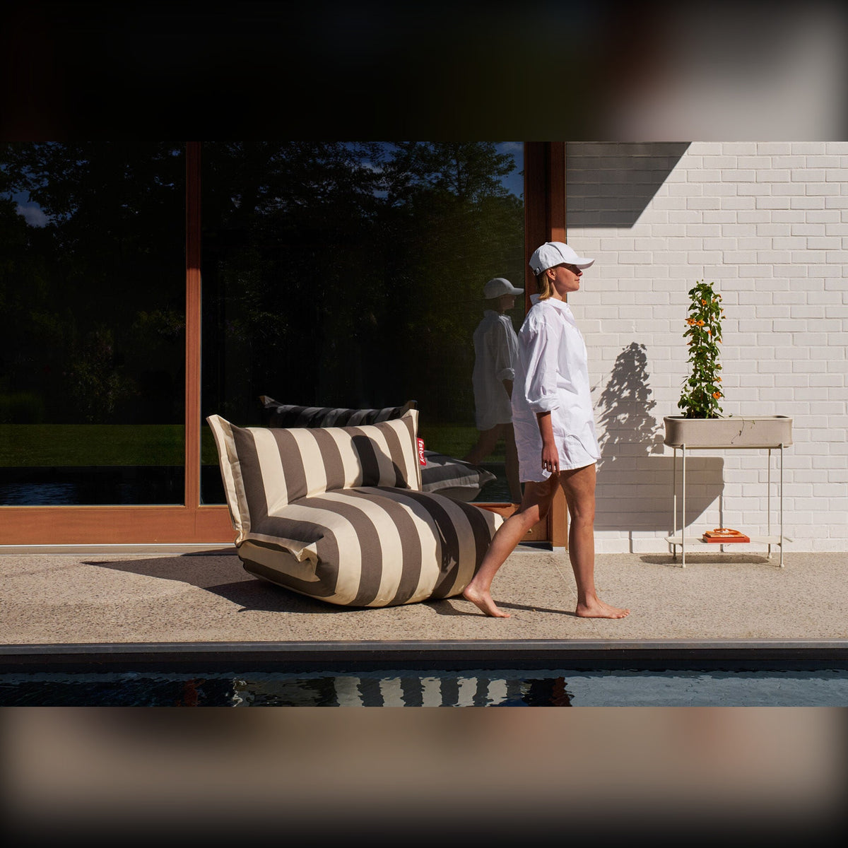 Bonbaron Outdoor Stripe Cacao Domestica – Lifestyle – Poolside Terrace
