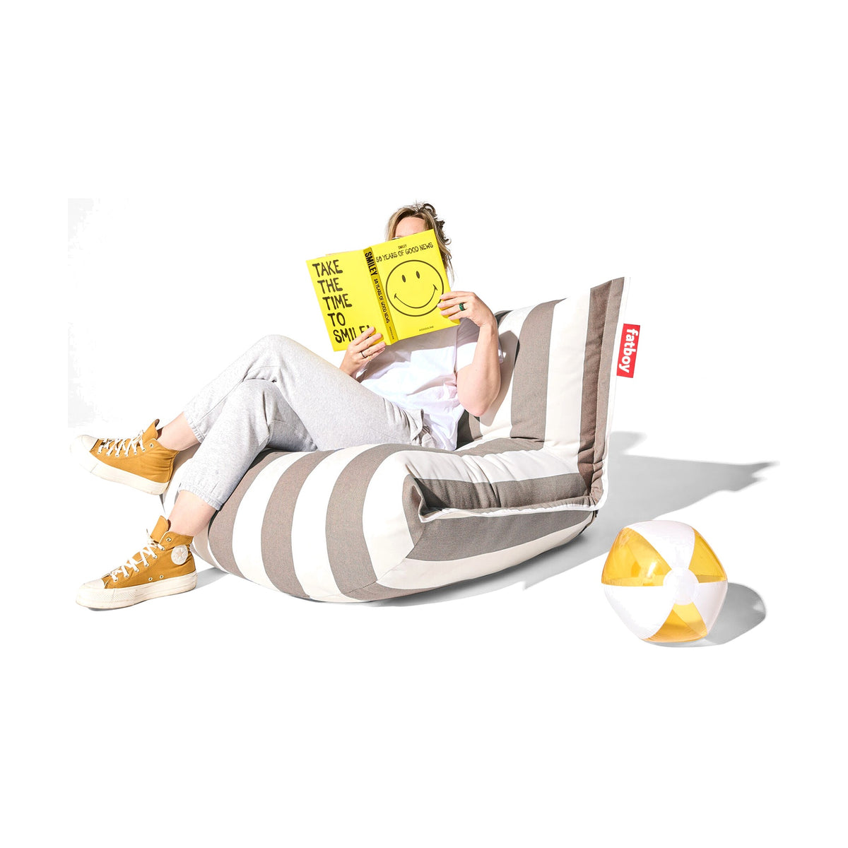 Bonbaron Outdoor Stripe Cacao Domestica – Lifestyle – Person Reading in the Chair