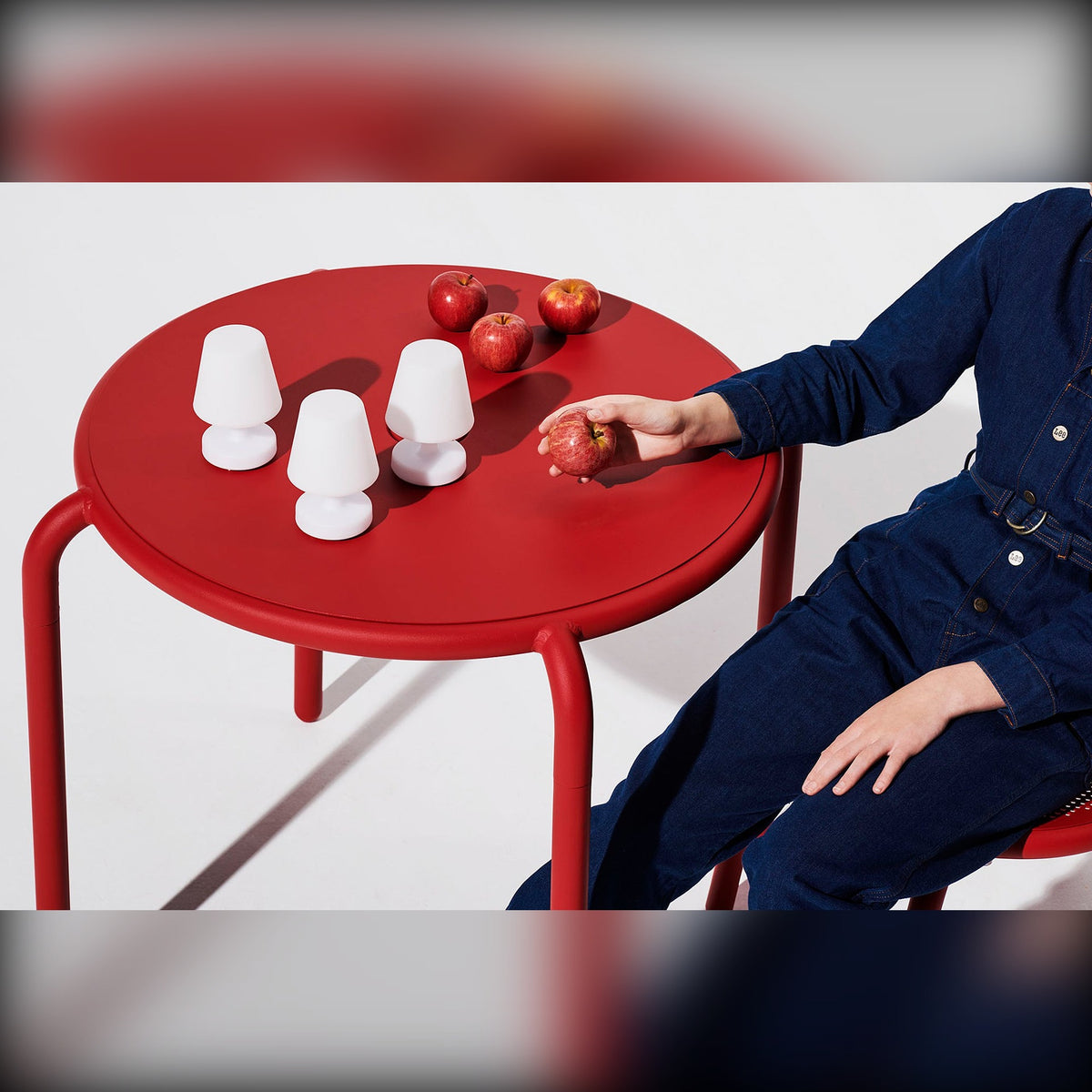 Edison the Mini Set 3 Pieces Domestica – Lifestyle – Person at a Red Table with the Lamps