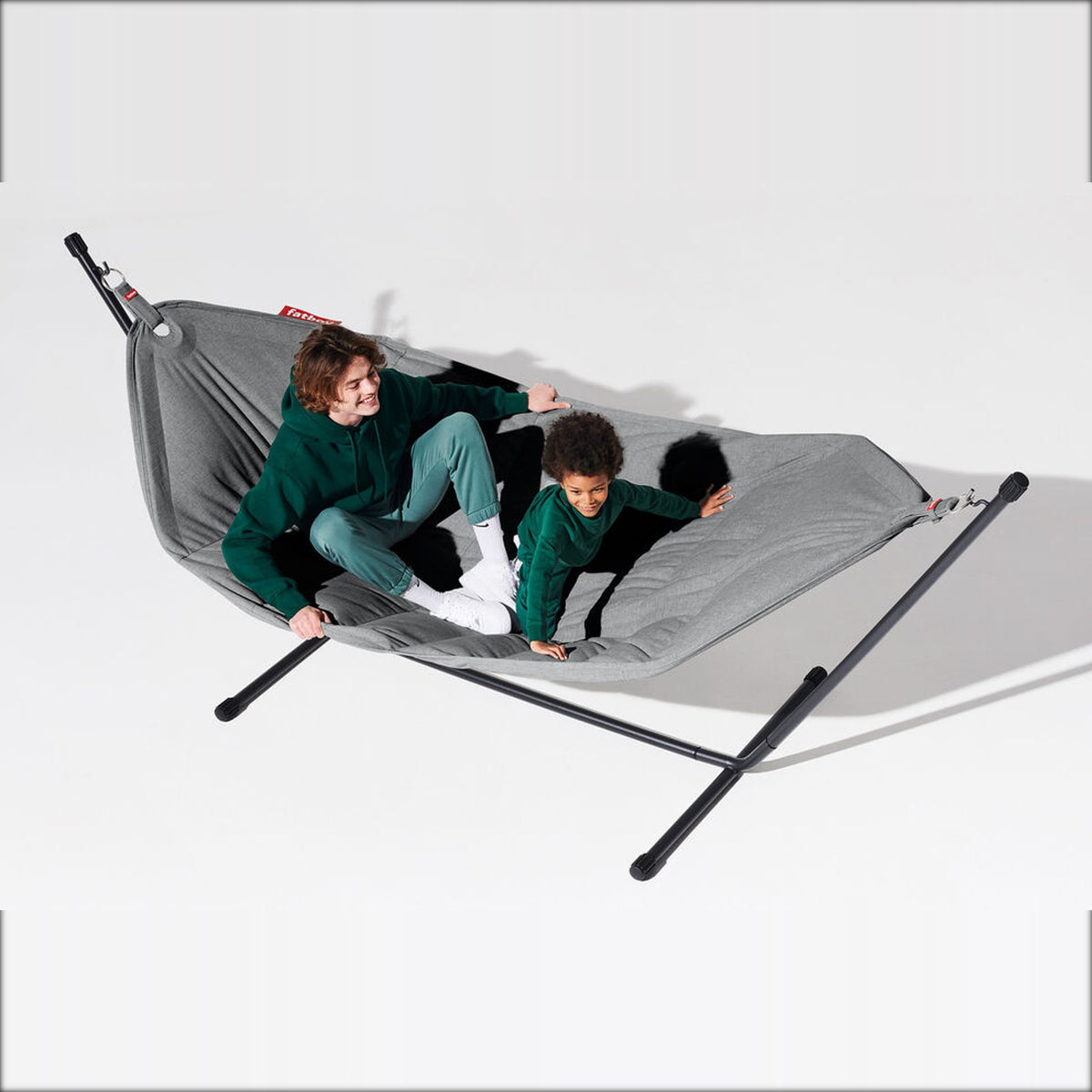 Headdemock Superb Deluxe Rock Grey Domestica – Lifestyle – Two People Relaxing in the Hammock
