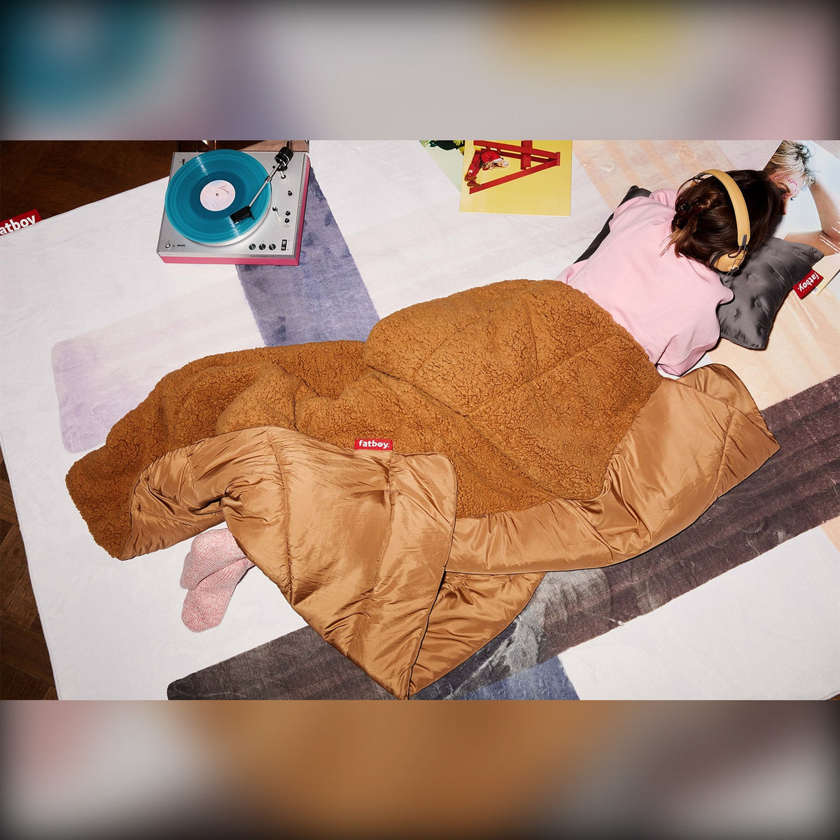 Hotspot Blanket Toffee Domestica – Lifestyle – Person Lying Under the Blanket
