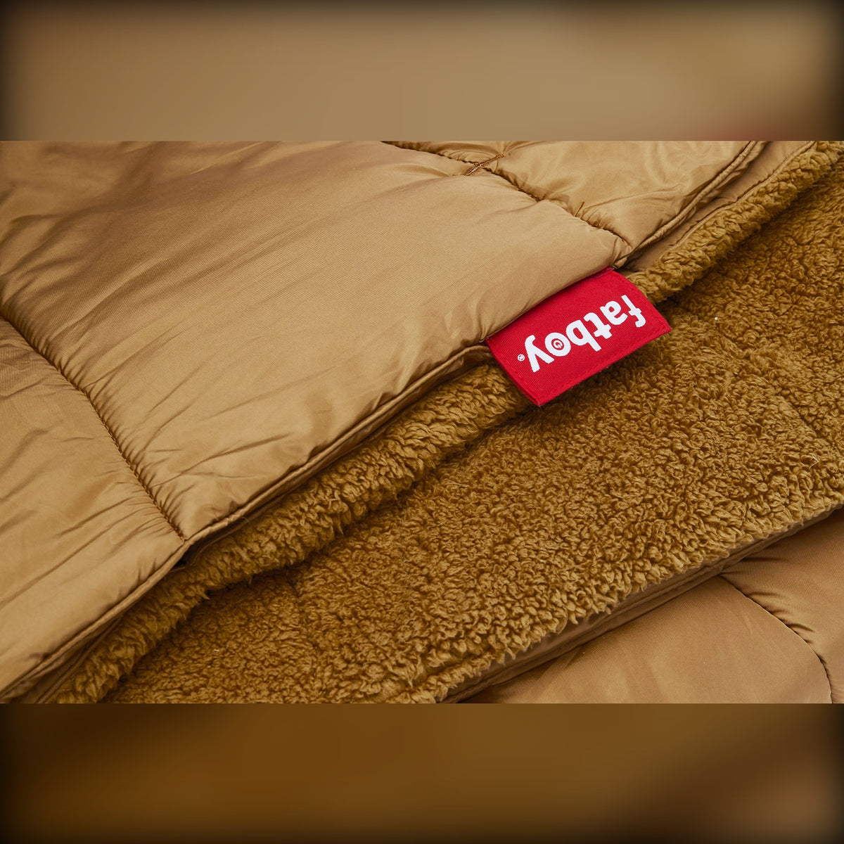 Hotspot Blanket Toffee Domestica – Fatboy Label and Teddy Lining Close-up