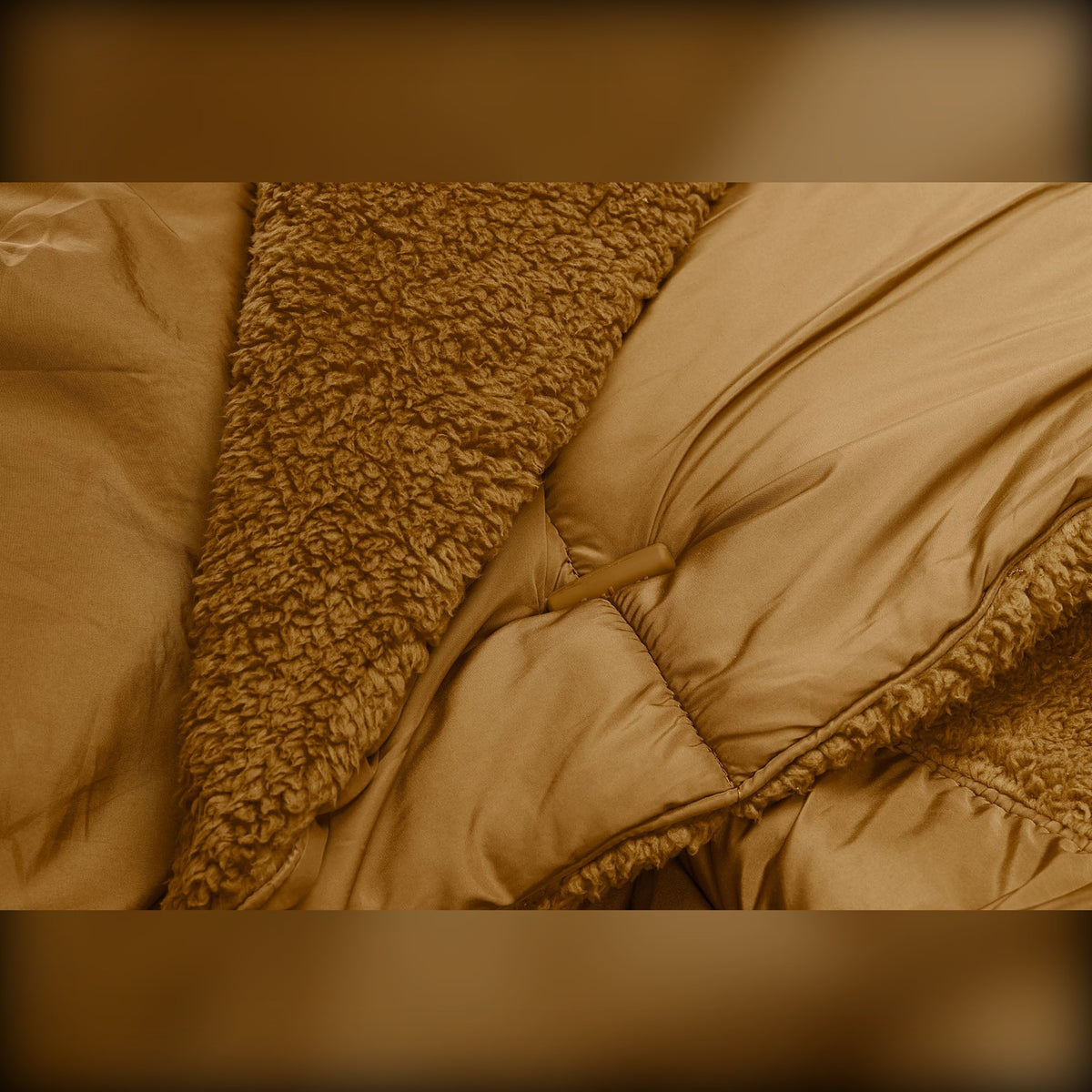 Hotspot Blanket Toffee Domestica – Quilted Fabric and Teddy Close-up