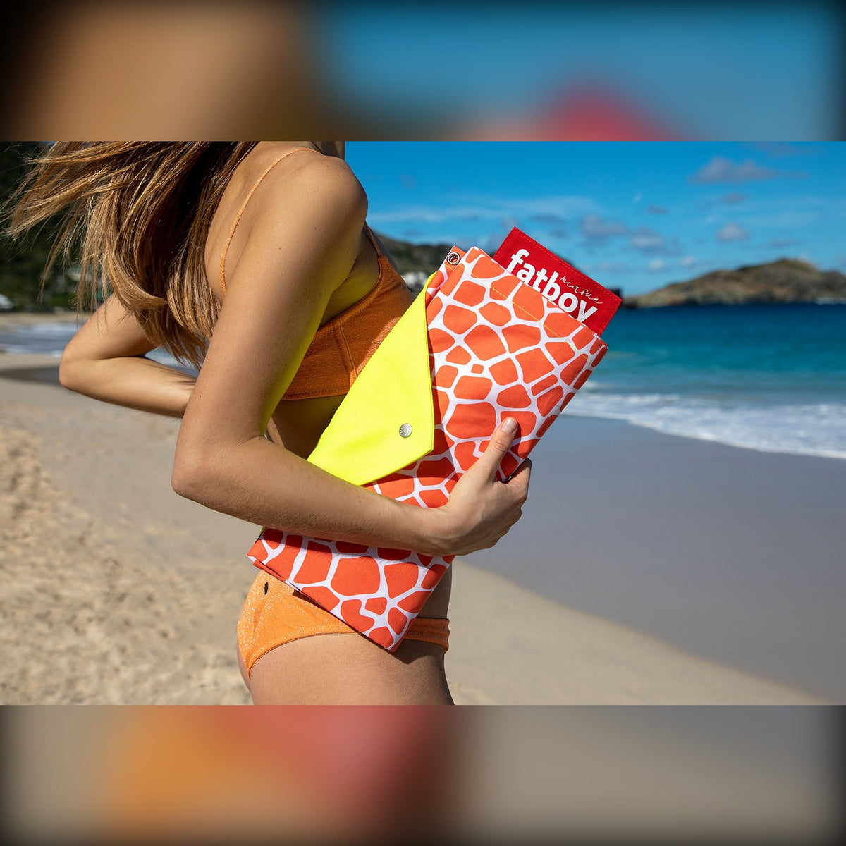 Miasun Azur Domestica – Lifestyle – Person Carrying a Folded Pouch on the Beach