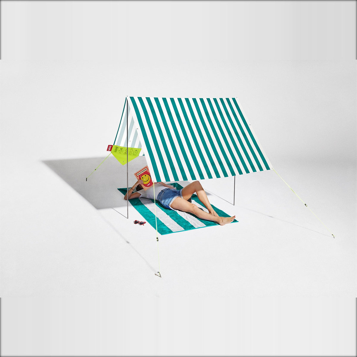Miasun Azur Domestica – Lifestyle – Person Relaxing in the Shade on a Striped Towel