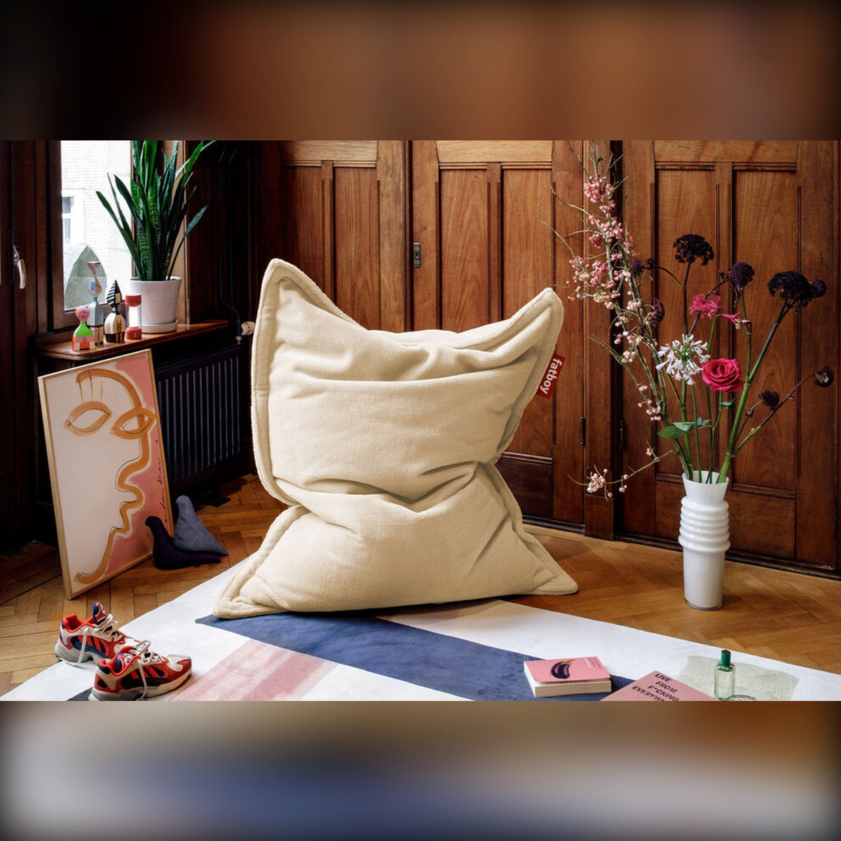 Original Slim Teddy Off White Domestica – Lifestyle – In a Living Room with Plants and Flowers