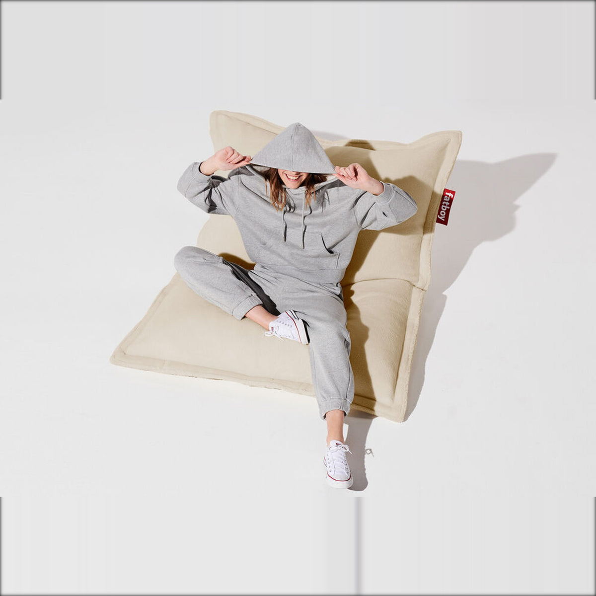 Original Slim Teddy Off White Domestica – Lifestyle – Person Lounging on the Beanbag