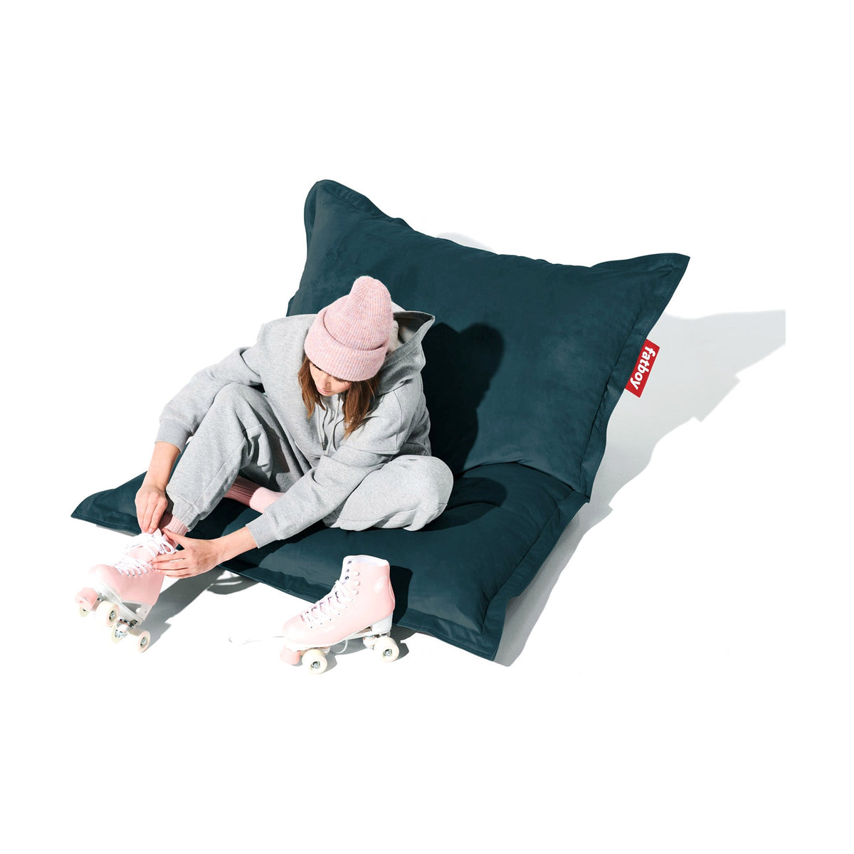Original Slim Velvet Petrol Domestica – Lifestyle – Person Sitting on the Beanbag on the Floor