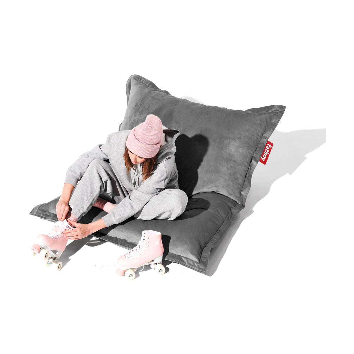 Original Slim Velvet Taupe Domestica – Lifestyle – Person Sitting on the Beanbag