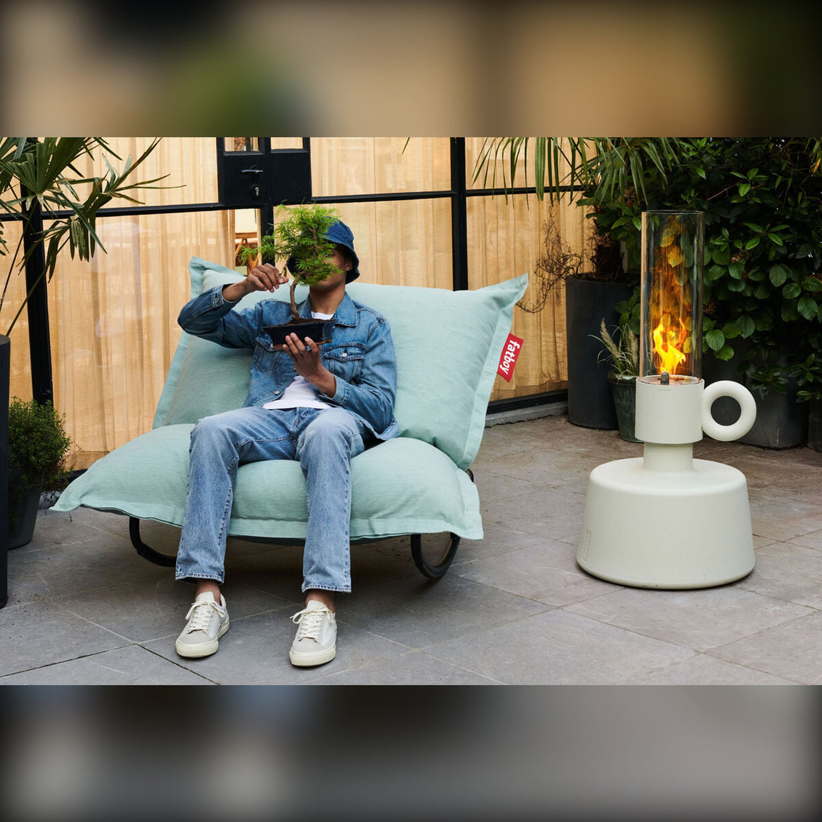 Rock 'n Roll Black Domestica – Lifestyle – Person on a Rocking Lounger with a Blue Cushion