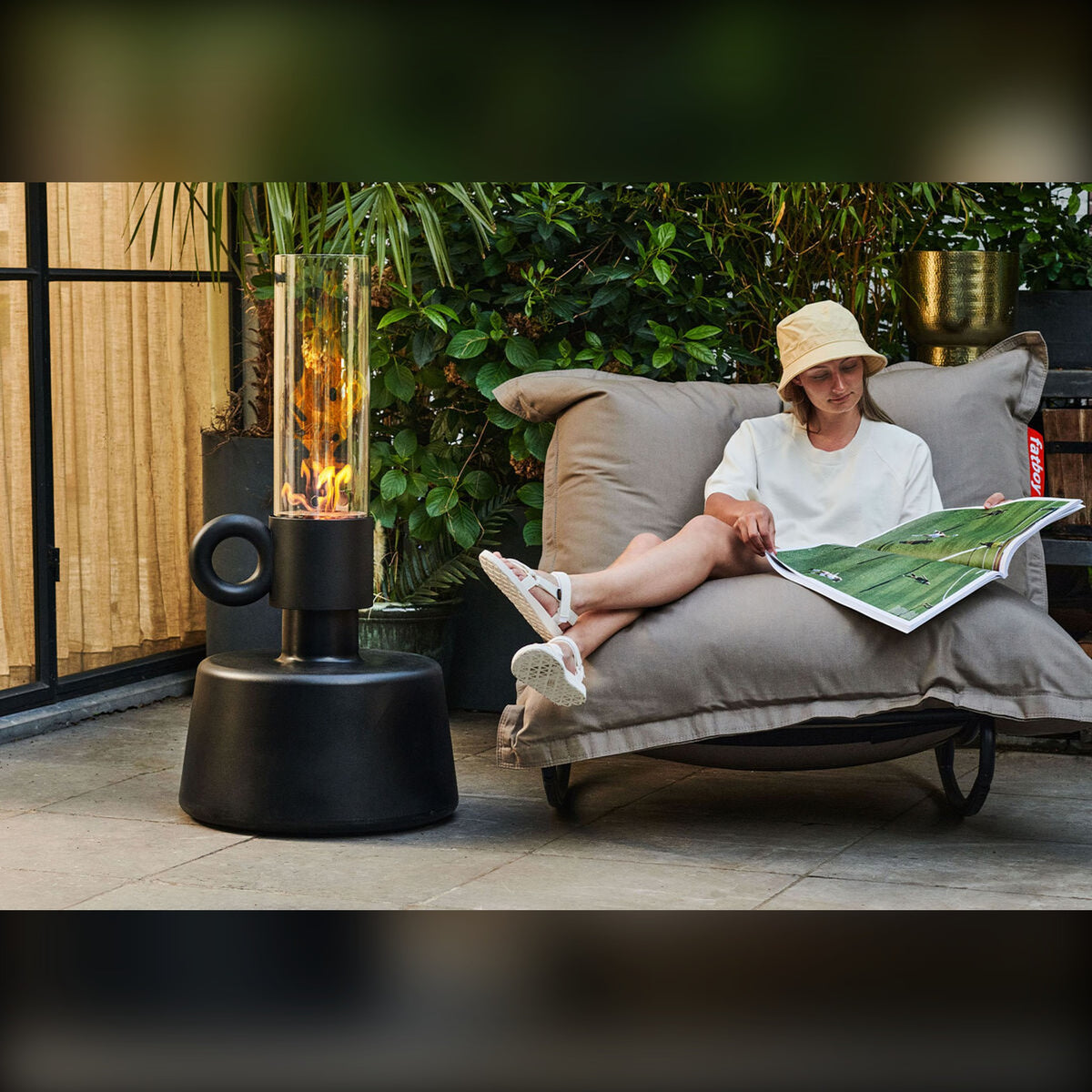 Rock 'n Roll Black Domestica – Lifestyle – Person Reading on a Rocking Lounger