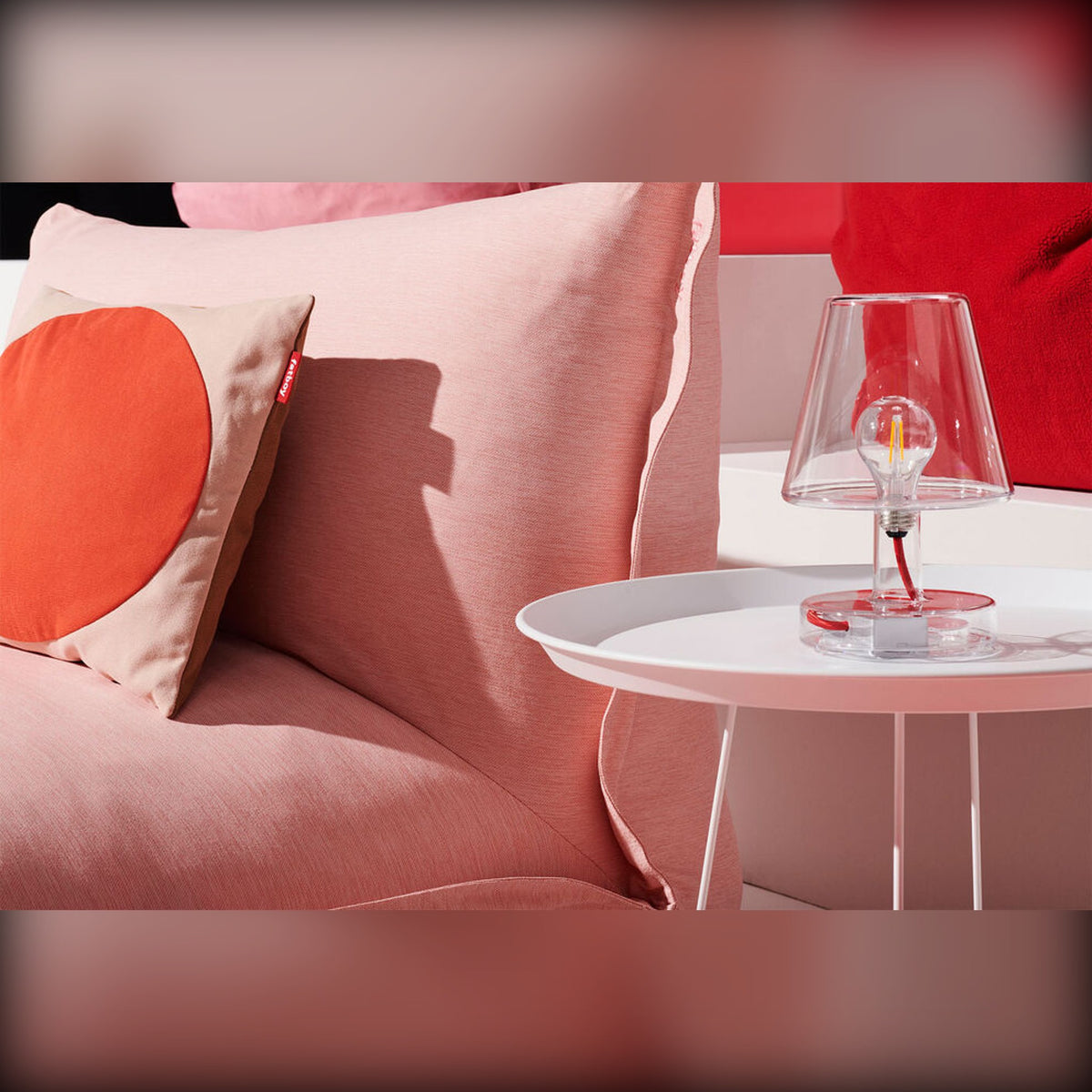 Transloetje Transparent Domestica – Lifestyle – On a Side Table by a Pink Sofa