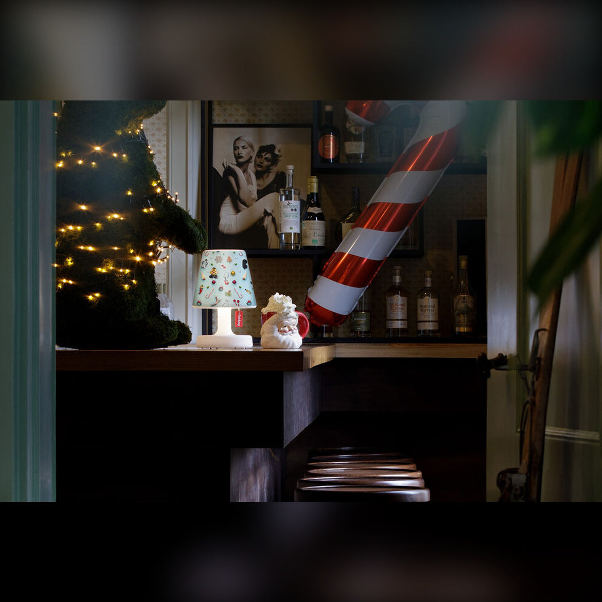 Xmas Cooper Cappie Candyman Domestica – Lifestyle – Lit Lamp on a Festive Bar Shelf
