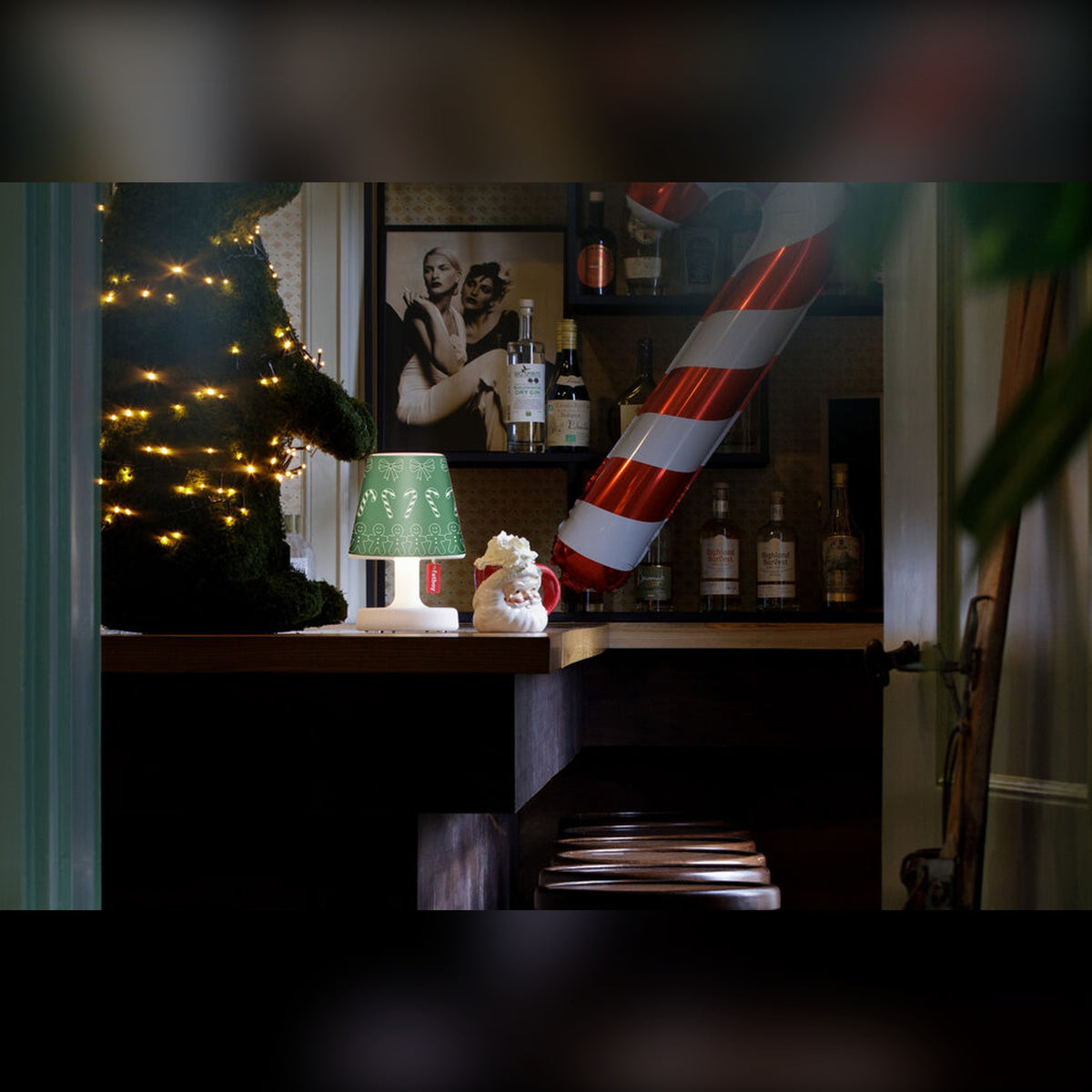 Xmas Cooper Cappie Greenmas Domestica – Lifestyle – Lit Lamp on a Festive Bar Shelf