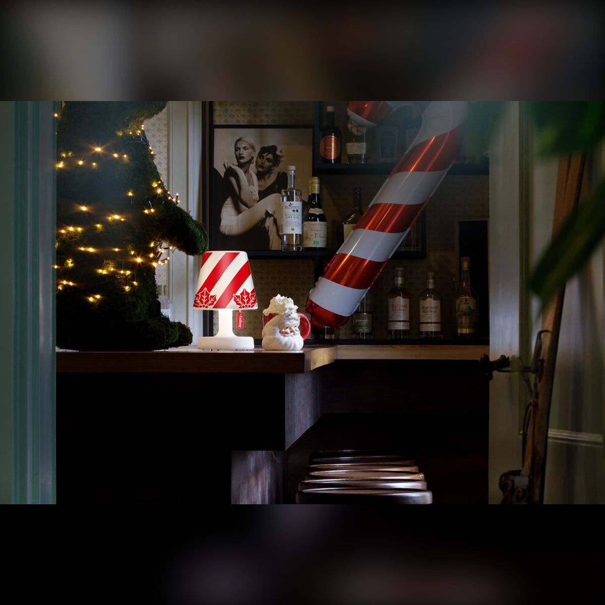 Xmas Cooper Cappie Stripemas Domestica – Lifestyle – Lit Lamp on a Festive Bar Shelf