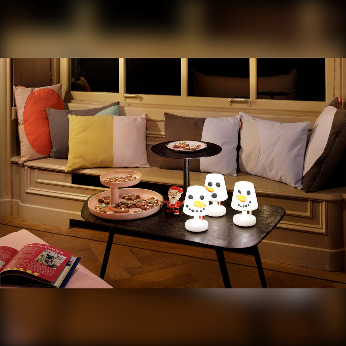 Xmas Mini Cappie Set Snowmen (3 pcs) Domestica – Lifestyle – Lit Lamps on a Coffee Table in a Living Room