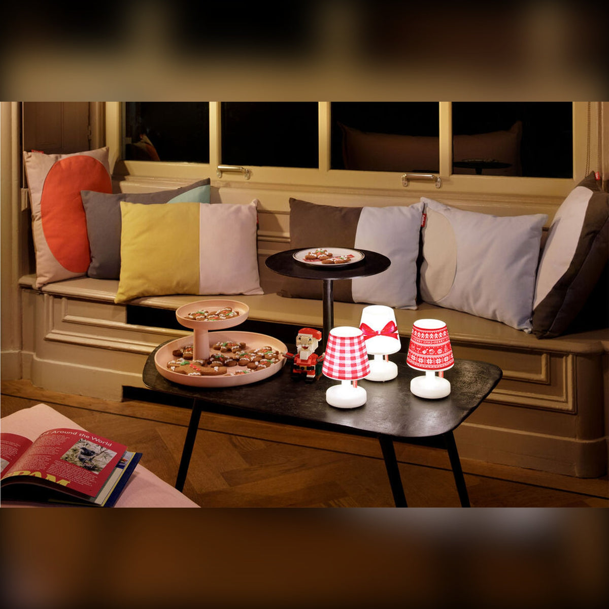 Xmas Mini Cappie Set Surprise (3 pcs) Domestica – Lifestyle – Lit Lamps on a Coffee Table in a Living Room