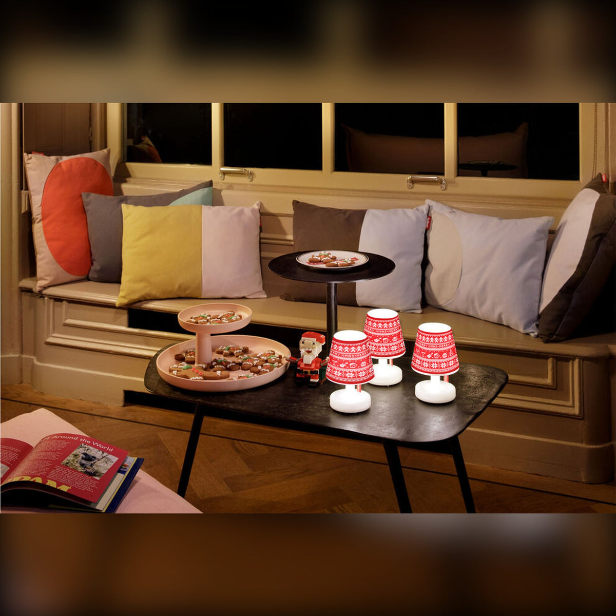 Xmas Mini Cappie Set Xmas Sweater (3 pcs) Domestica – Lifestyle – Lit Lamps on a Coffee Table in a Living Room