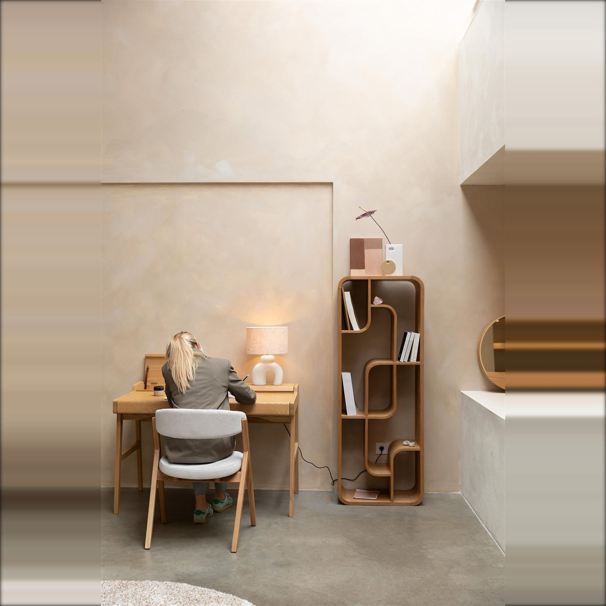Desk Kaat Natural Domestica – Lifestyle – Home Office with Shelving