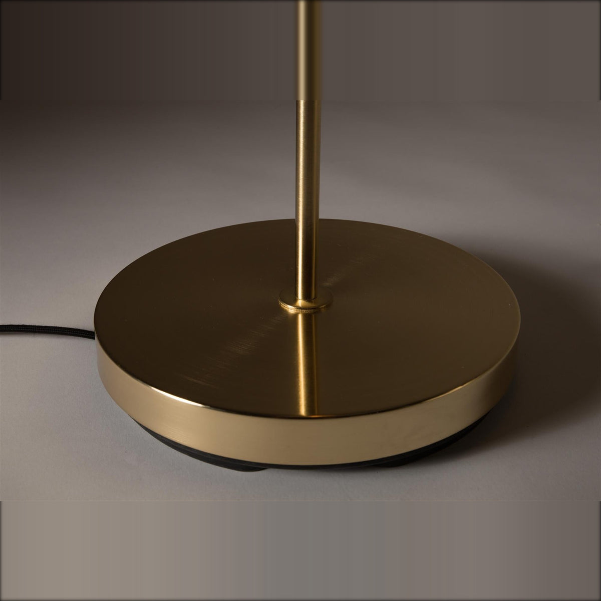 Floor Lamp Eclipse Brass Domestica – Round Base Detail