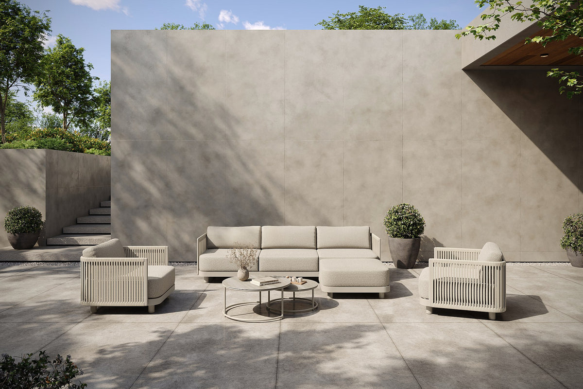Lounge Set Bonito Alu Dune Mat Domestica – Lifestyle – Lounge Set with Ottoman and Coffee Tables on a Terrace