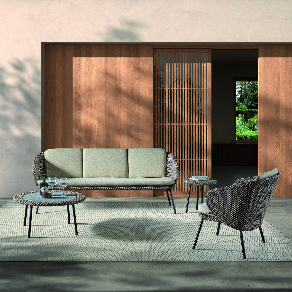Sofa 3-Seater Modesto Black Alu Oyster Cream Domestica – Lifestyle – Outdoor Terrace with Lounge Chair and Coffee Table