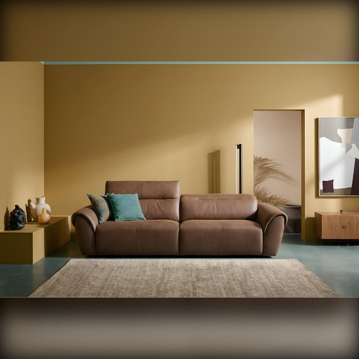 Noks Domestica – Lifestyle – Brown Sofa in a Warm-Toned Living Room