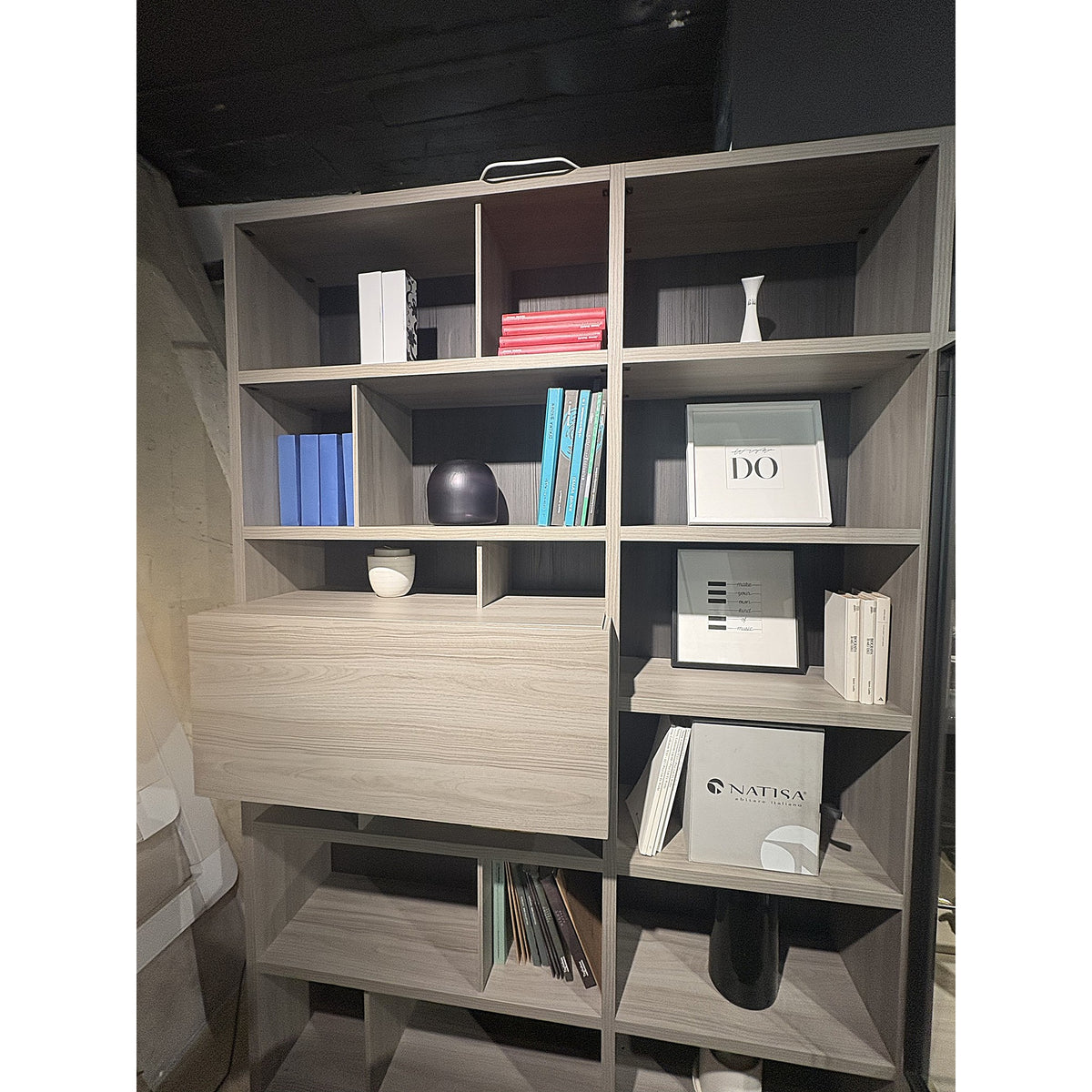 Bookcase ORME with Bar Grey Domestica – Lifestyle in Showroom