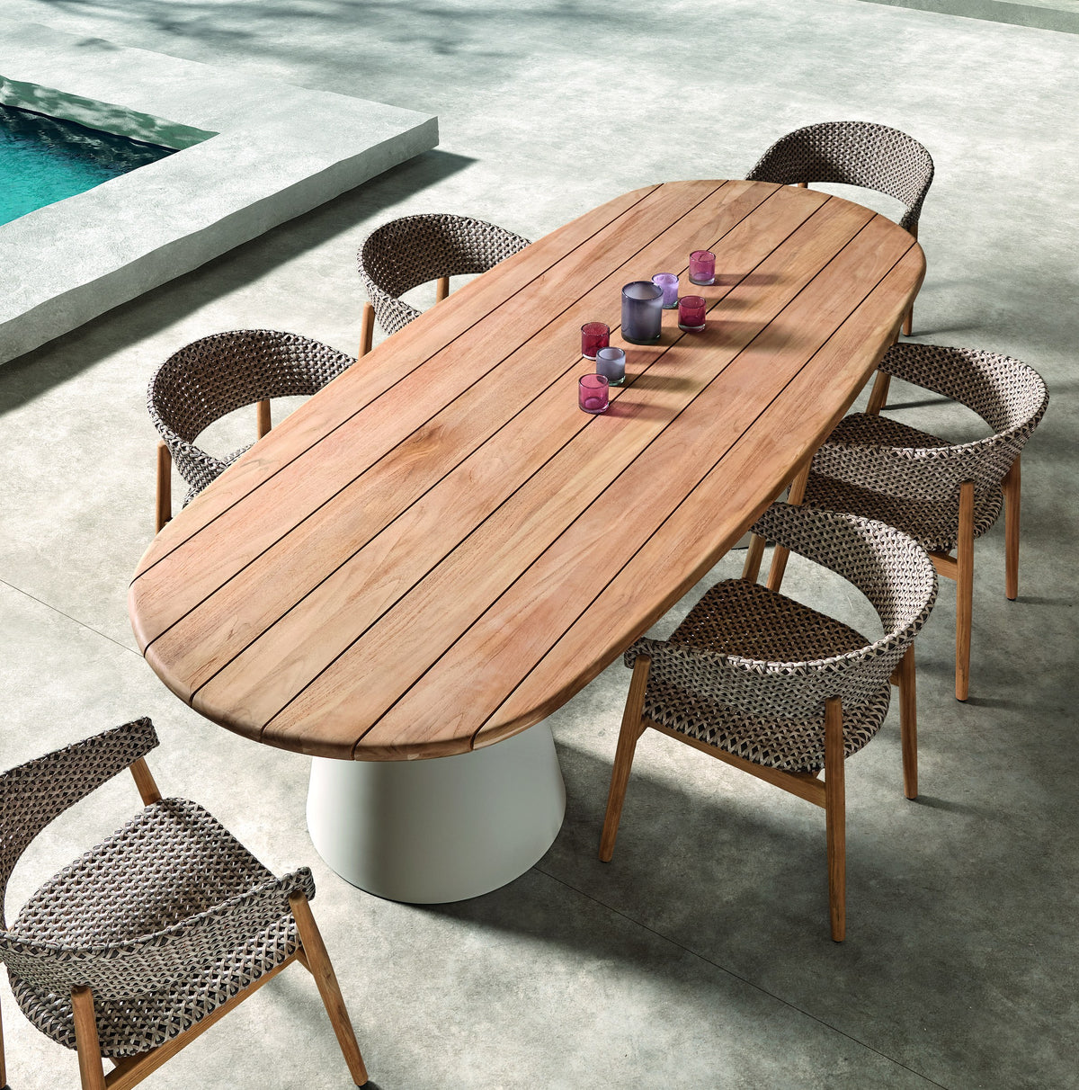 Dining Table Pipa 260x110 Teak Natural Alu Sand Domestica – Lifestyle – Poolside with Woven Dining Chairs