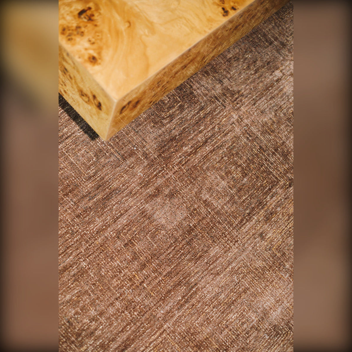 Carpet Maryland 200x300 Rust Domestica – Lifestyle – Corner Under a Wooden Table