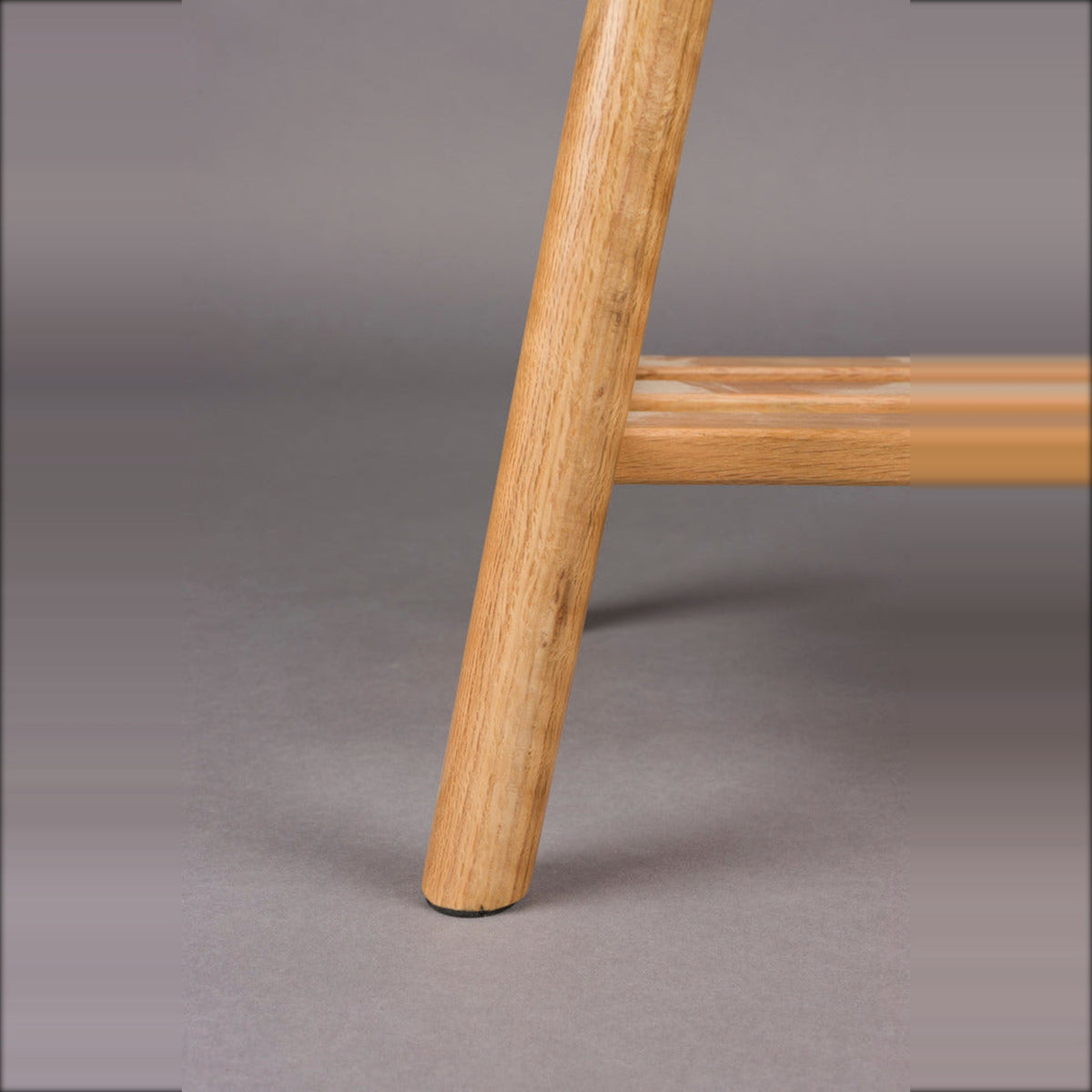 Bench Kintaro Natural Domestica – Leg and Shelf Rail Close-up
