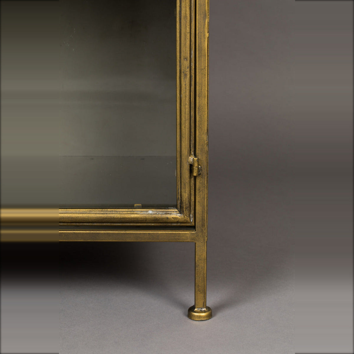 Cabinet Gertlush Gold Domestica – Leg and Foot Close-up