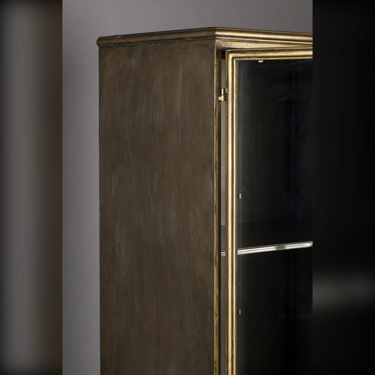 Cabinet Gertlush Gold Domestica – Side and Door Frame Close-up
