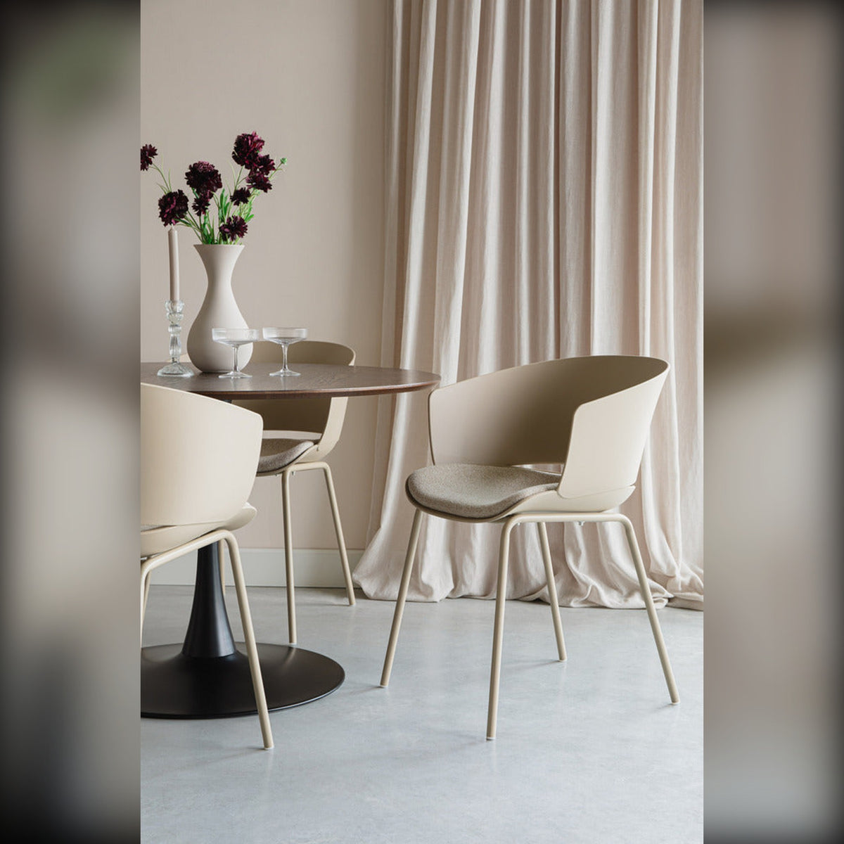 Dining Chair Jessica Beige Domestica – Lifestyle – At a Round Dining Table