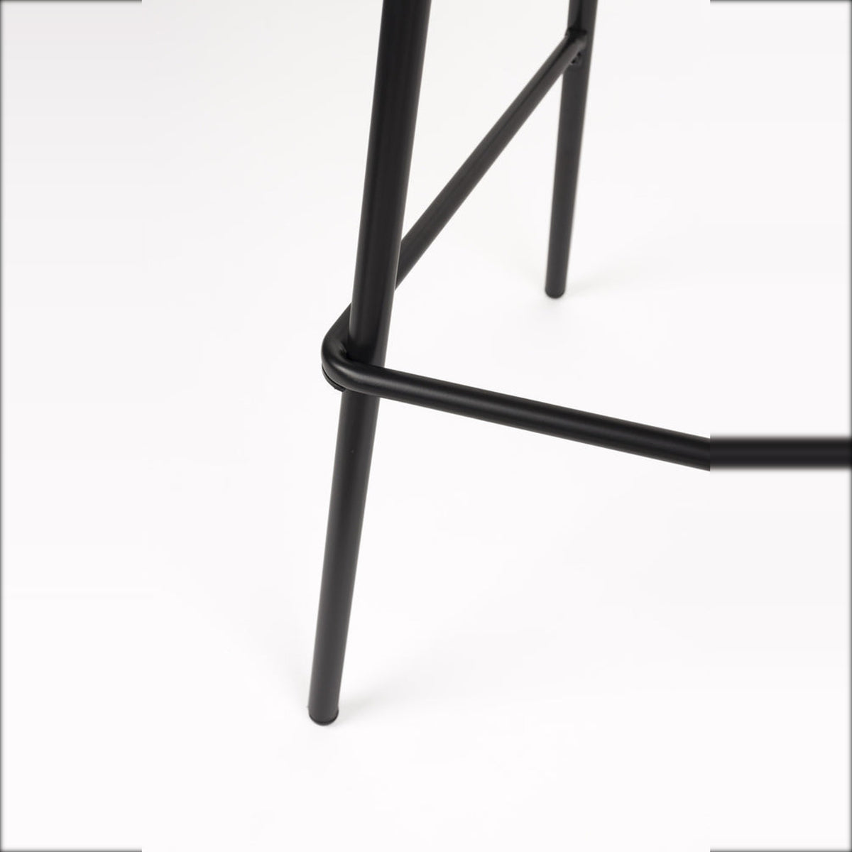Barstool Joa Beige Domestica – Black Metal Leg and Footrest Close-up