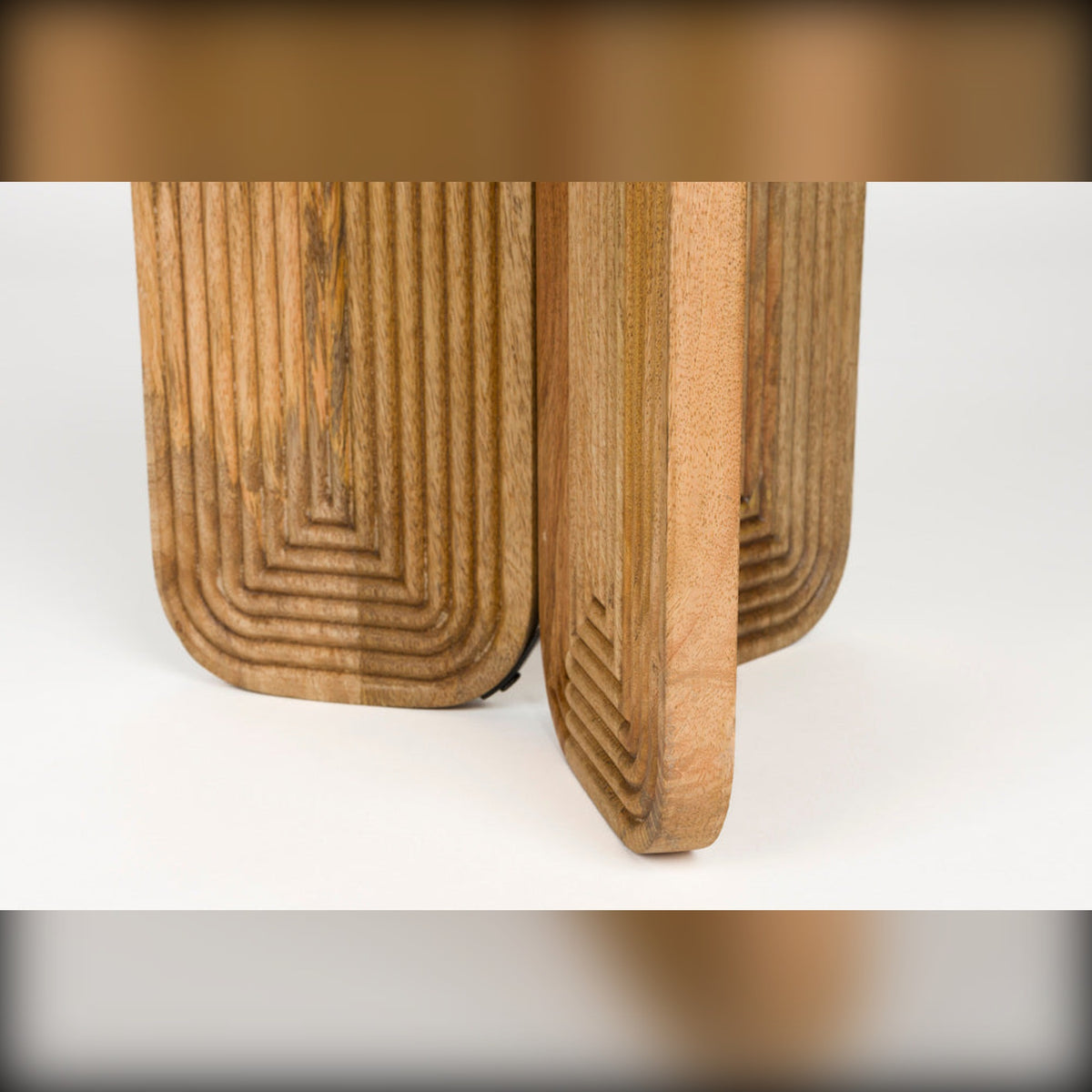 Side Table Maeze Domestica – Arched Ribbed Base Detail