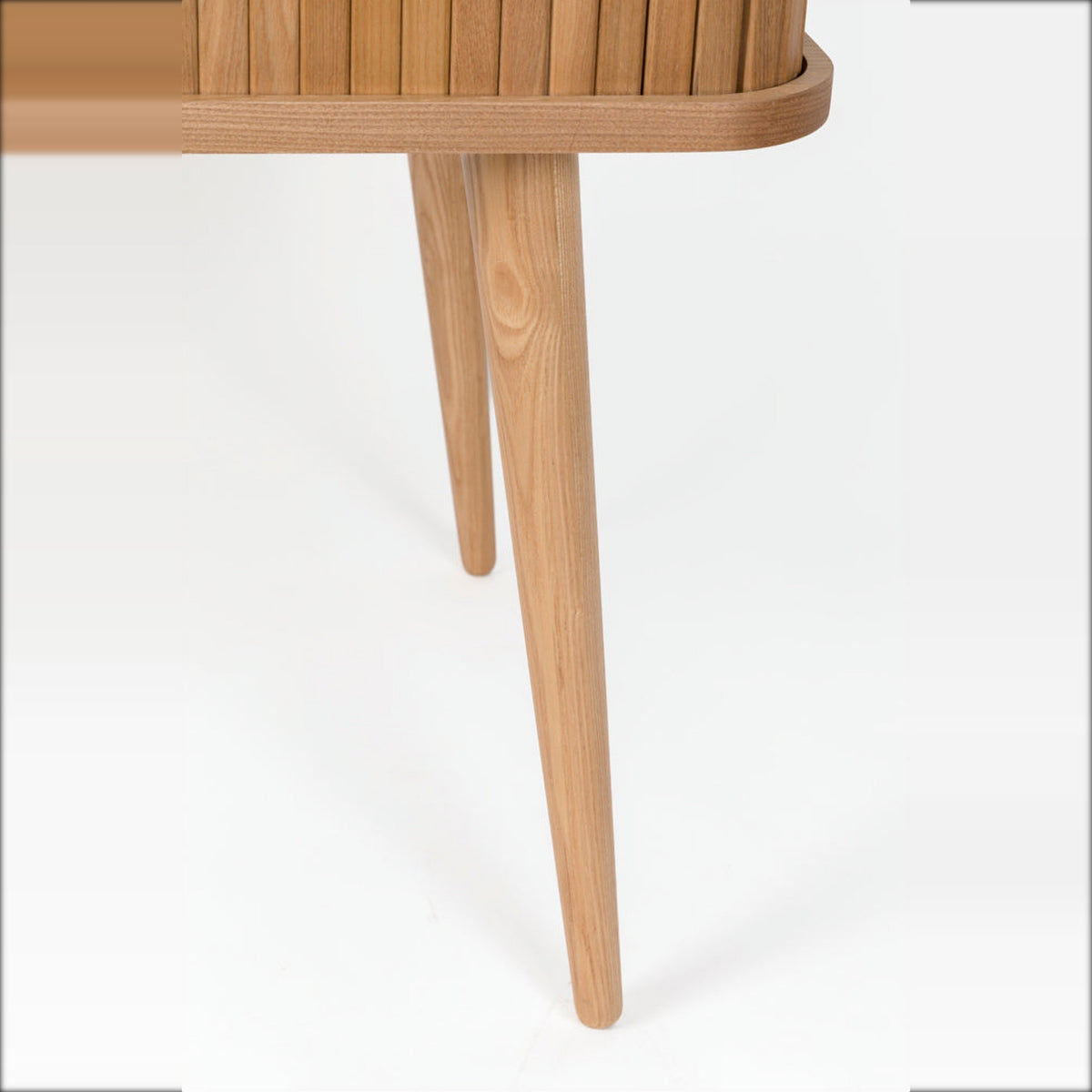 Cabinet Barbier Natural Domestica – Tapered Leg Detail