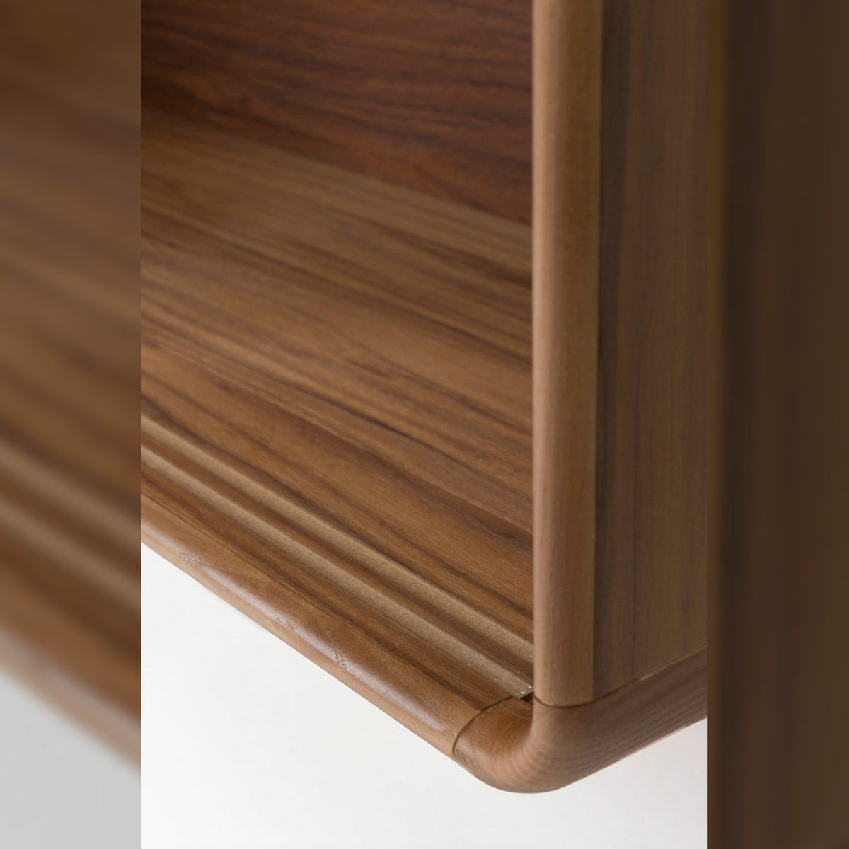 Shelf Rise Walnut Domestica – Rounded Wood Corner Close-up