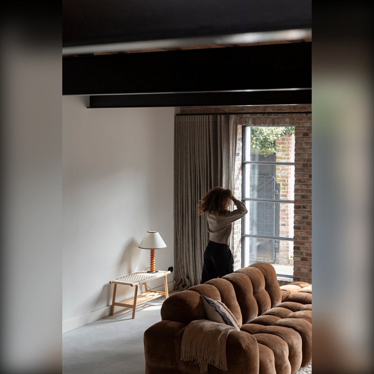 Bench Kintaro Natural Domestica – Lifestyle – Person by the Window with Bench and Sofa